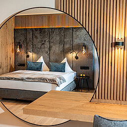 Das gemütliche Bett in der Mountain Loft Familiensuite im Lürzerhof