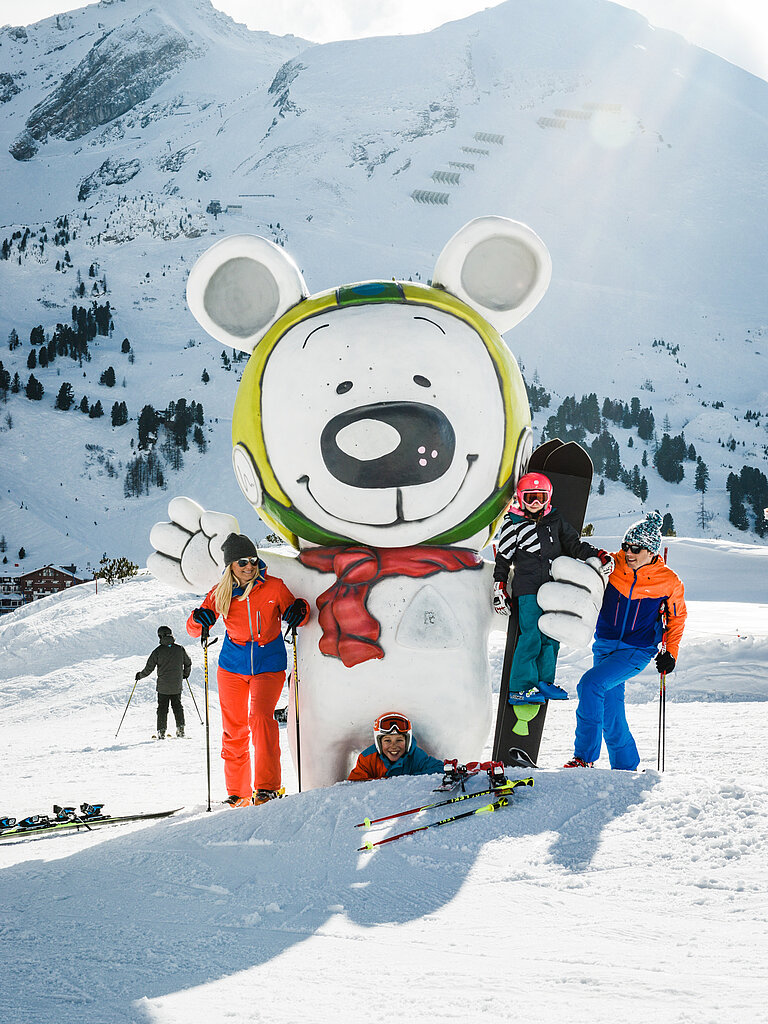 Winterurlaub Familie hat Spaß im Schnee im Aktivurlaub in Österreich