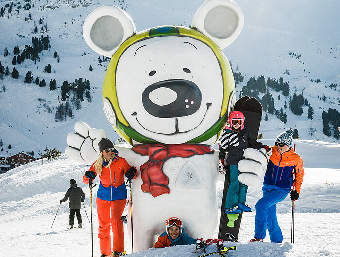 Familie hat Spaß im Schnee im Aktivurlaub in Österreich